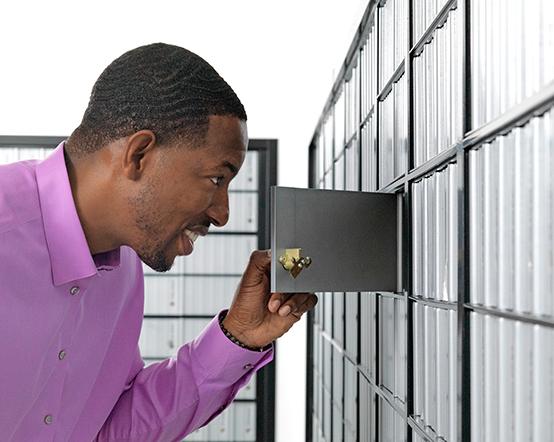 A man checking his 邮政信箱.